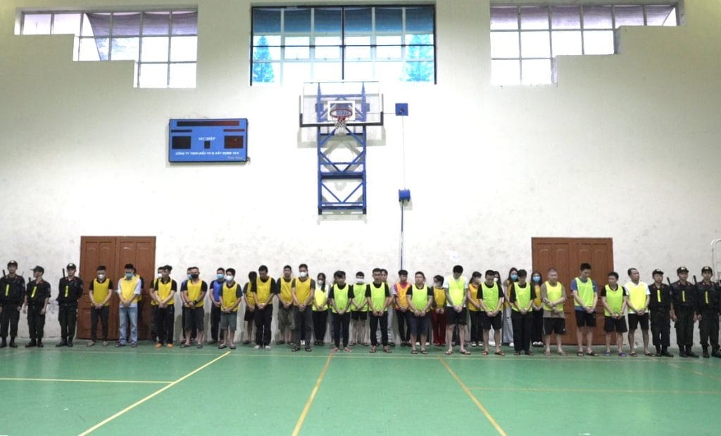 Lực lượng chức năng lấy lời khai của các đối tượng phạm tội. Lực lượng chức năng lấy lời khai của các đối tượng phạm tội.